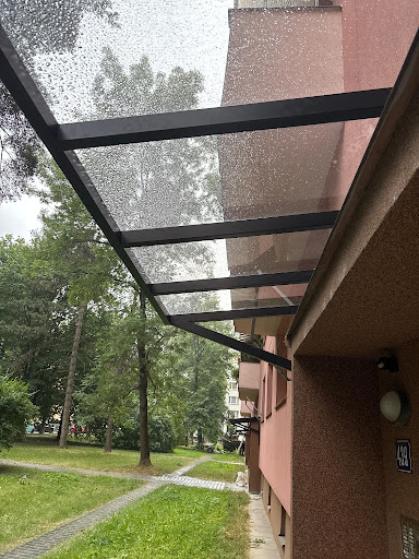 Namontované proskleného zastřešení nad vstupem — pohled zdola