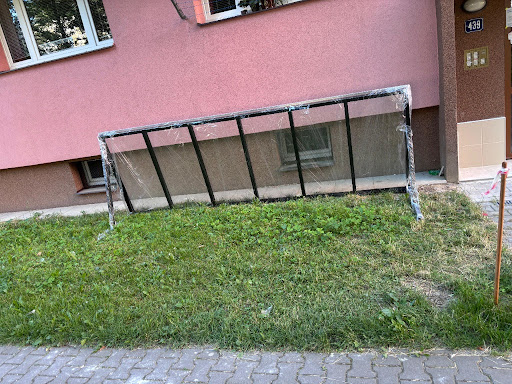 Skleněný panel zastřešení připravený k osazení nad vstupem