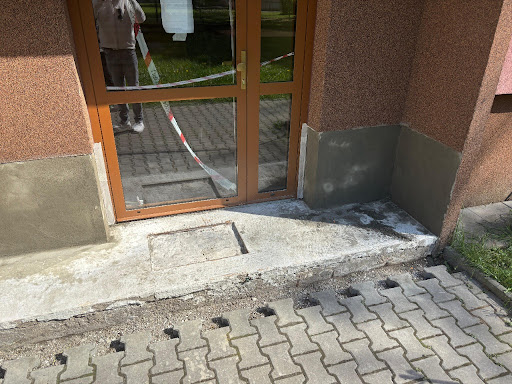 Vybourané původní povrchy až na nosnou betonovou konstrukci schodiště