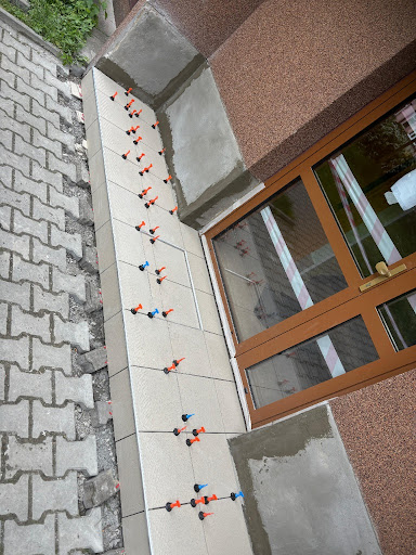 Pokládka mrazuvzdorné slinuté dlažby s nivelačním systémem